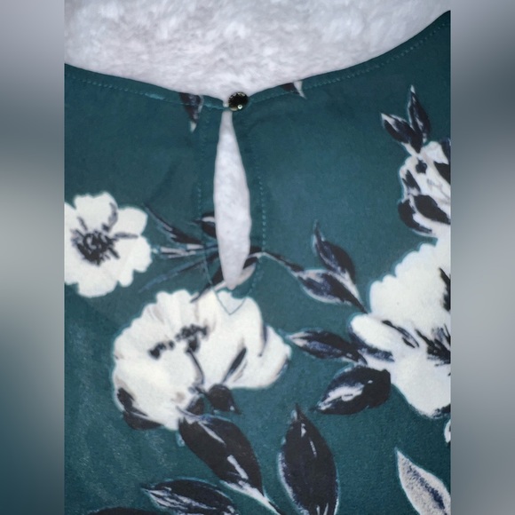 6/$15 Bundle Sale: EUC DKNY Floral Scoop Neck Sleeveless Top - Picture 5 of 7